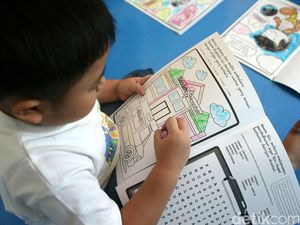 Pasien Anak Unjuk Kebolehan dalam Mewarnai