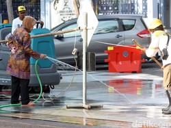 Ketika Risma Bersih-bersih Balai Kota Surabaya Hanya Bersandal Jepit