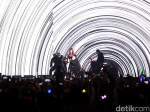 Benarkah Selena Gomez Menangis Bahagia di Konser Revival Tour Jakarta?