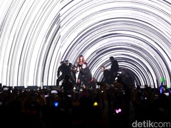 Benarkah Selena Gomez Menangis Bahagia di Konser Revival Tour Jakarta?