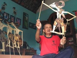 Seorang Dalang Ciptakan Wayang dari Daun Pisang