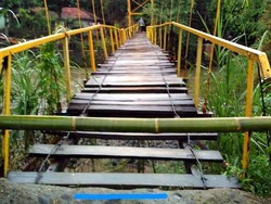 Jembatan Nyaris Putus, Warga 2 Desa di Cianjur Seberangi Sungai Pakai Rakit