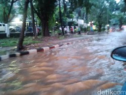 Ada Genangan di TB Simatupang, Pengendara Diharap Berhati-hati