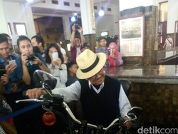 Begini Gaya Nyentrik Habibie di Atas Motor Harley