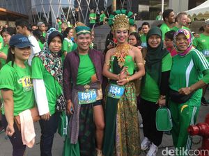 Datang dari Bandung untuk Ramaikan Jakarta 10K dengan Busana Tradisional Datang dari Bandung untuk Ramaikan Jakarta 10K dengan Busana Tradisional