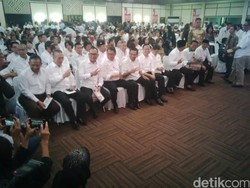 Menteri dan Politisi Hadiri Silaturahmi Relawan Jokowi di Senayan