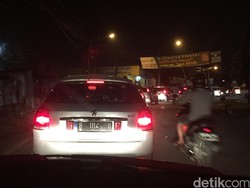 Diguyur Hujan, Sejumlah Ruas Jalan di Ciputat Tergenang dan Macet