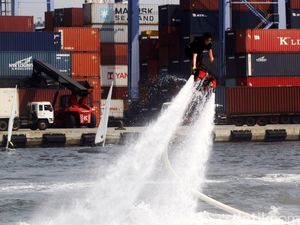 Aksi Prajurit TNI AL di HUT Kolinlamil ke-55 Aksi Prajurit TNI AL di HUT Kolinlamil ke-55