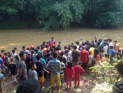 Ustaz Rojiun Temukan Mayat Perempuan yang Tersangkut Batu di Kali Ciliwung