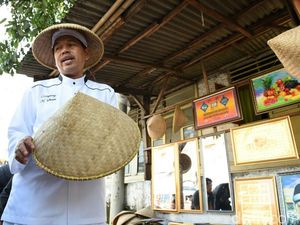 Para Pedagang di Purwakarta Mendadak Berjualan Boboko dan Cetok