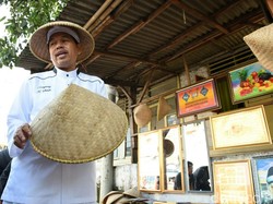 Para Pedagang di Purwakarta Mendadak Berjualan Boboko dan Cetok