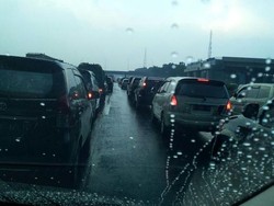 Hujan Deras, Kendaraan di Tol Jagorawi Mengular