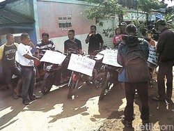 Kesal Jalan Provinsi Rusak, Warga Sukabumi Tanam Pohon dan Blokir Jalan