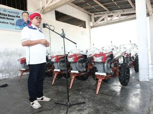 Blusukan ke Sulteng, Ketua MPR Bagi-bagi Traktor dan Bibit Ikan