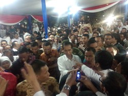 Tak Bisa Masuk, Ribuan Pendukung Jokowi Nobar Silaturahmi di Bawah Tenda