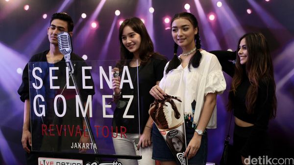 Gaya Para Selebriti di Konser Selena Gomez