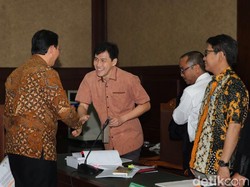 Sidang Diskors, Ahok Salaman dengan Ariesman