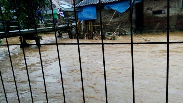 Banjir Terjang Carita Pandeglang