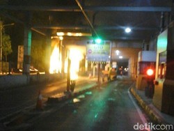 Polisi Masih Berusaha Evakuasi Alphard yang Terbakar di Senayan