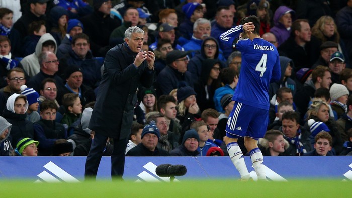 LONDON, ENGLAND - NOVEMBER 21:  Jose Mourinho (L) Manager of Chelsea instructs to Cesc Fabregas (R) during the Barclays Premier League match between Chelsea and Norwich City at Stamford Bridge on November 21, 2015 in London, England.  (Photo by Paul Gilham/Getty Images)