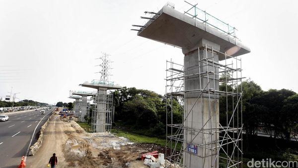 Tiang Pancang LRT Mulai Penuhi Tepi Tol Jagorawi