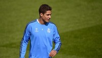 Raphael Varane. Sebelum membela Real Madrid, Varane sudah mencuri perhatian Wenger di Lens. Empat tahun lalu, Wenger pun mengaku mestinya Varane bisa digaet Arsenal semasa masih di Lens. (Foto: PIERRE-PHILIPPE MARCOU/AFP)