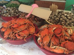 Jajan Seafood Segar Sambil Menikmati Sunset di Pantai Ampenan