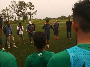 Eduard Tjong Kembali Pulangkan Pemain Eduard Tjong Kembali Pulangkan Pemain