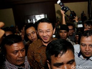 Jaksa Beberkan Barang Bukti, Ahok: Kalau Boleh Saya Foto Takut Ada yang Fitnah
