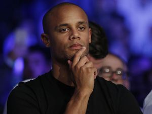 Kompany Sayangkan Batalnya Derby Manchester di Beijing Kompany Sayangkan Batalnya Derby Manchester di Beijing