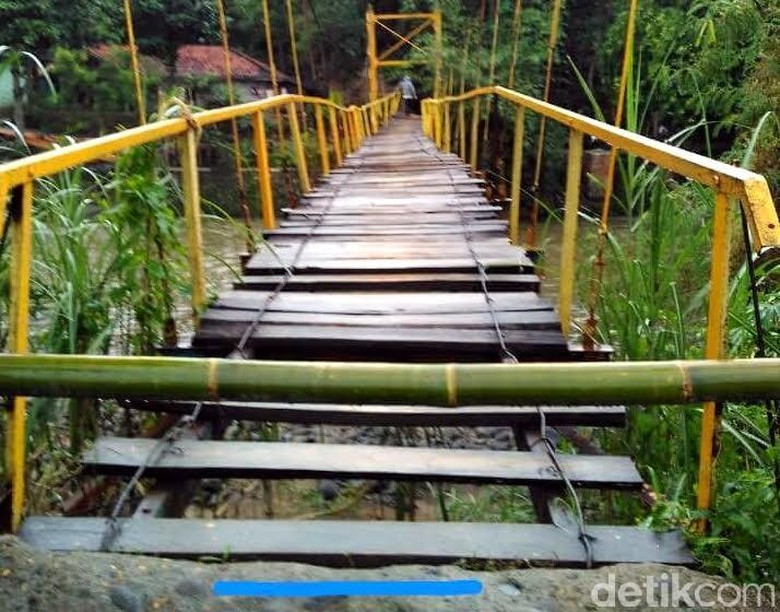 Derita Warga Cianjur Menunggu Jembatan Rusak Diperbaiki 