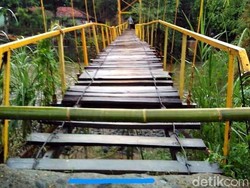 Derita Warga Cianjur, Menunggu Jembatan Rusak Diperbaiki dan Terpaksa Naik Rakit