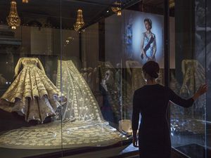 Foto: Gaun Pengantin Ratu Elizabeth II yang Dihiasi 10.000 Mutiara