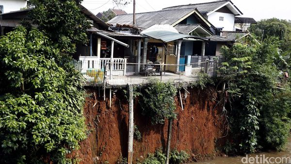 Pemukiman di Kali Cipinang Ciracas Rawan Longsor