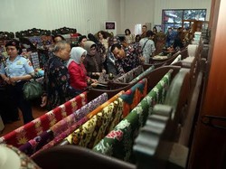 Ny Mufidah Jusuf Kalla Borong Batik Jawa Timur