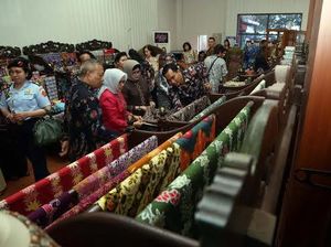 Ny Mufidah Jusuf Kalla Borong Batik Jawa Timur Ny Mufidah Jusuf Kalla Borong Batik Jawa Timur