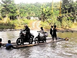 Warga Pakai Rakit karena Jembatan Putus di Cianjur, Binamarga Tunjuk Dinas Tata Ruang