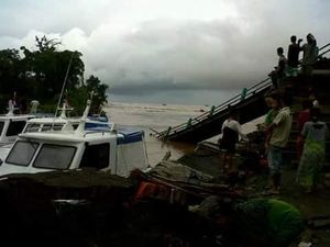 Jembatan Penghubung ke Pantai Carita Roboh Akibat Banjir Bandang Jembatan Penghubung ke Pantai Carita Roboh Akibat Banjir Bandang