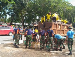 Prajurit Lanud Roesmin Nurjadin Pekanbaru Bersih-bersih Sampah di Pasar
