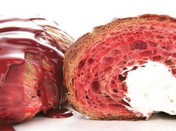 Cantiknya Croissant Red Velvet yang Legit Memikat