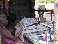 Suku Yolngu Aborigin Hidup dengan Melukis dan Mengolah Bahan Alam
