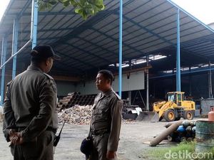 2 Tahun Beroperasi Tanpa Izin, Pabrik Baja di Mojokerto Akhirnya Ditutup Paksa