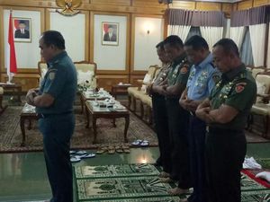 Diimami KSAL, Panglima TNI, Kapolri, KSAD, dan KSAU Salat Berjamaah di Adisucipto