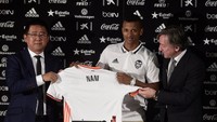 Nani cuma menjadi penghangat bangku cadangan saat MU juara di musim 2012/2013. Dia bermain tujuh kali dengan sumbangan satu gol. Nani kini bermain untu Valencia. (Foto: JOSE JORDAN / AFP)