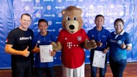 Pemain terpilih Indonesia berfoto bersama maskot FC Bayern Munich, Berni, dan CEO Allianz Indonesia, Joachim Wessling (kiri). Tahun ini adalah tahun kelima diselenggarakan Allianz Junior Football Camp dan ketiga kalinya Indonesia menjadi tuan rumah regional Asia.