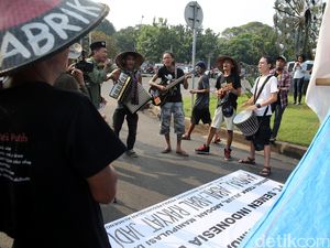 Band Marjinal Ramaikan Demo Petani di Depan Istana