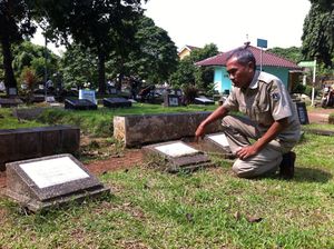 10 Makam Fiktif Ditemukan di TPU Jeruk Purut, Banyak Warga Pesan ke Calo 10 Makam Fiktif Ditemukan di TPU Jeruk Purut, Banyak Warga Pesan ke Calo