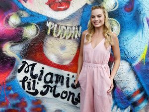 Margot Robbie Menawan Tampil Simple dan Natural