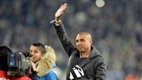Setiap orang bermimpi memakai seragam galacticos, ucap David Trezeguet pada 2005. Foto: Getty Images/Claudio Villa