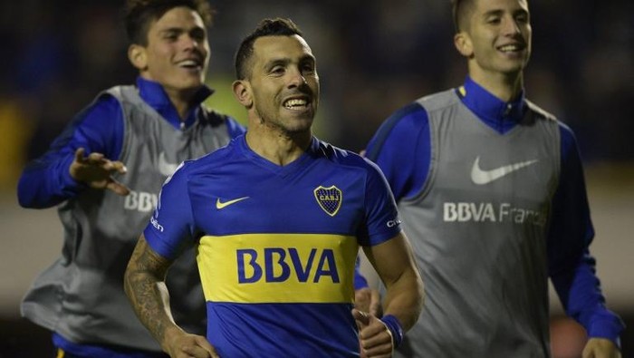 Argentinas Boca Juniors forward Carlos Tevez (C) celebrates with teammates after winning the penalty shoot-out against Uruguays Nacional during their Libertadores Cup quarterfinal second leg football match at the 